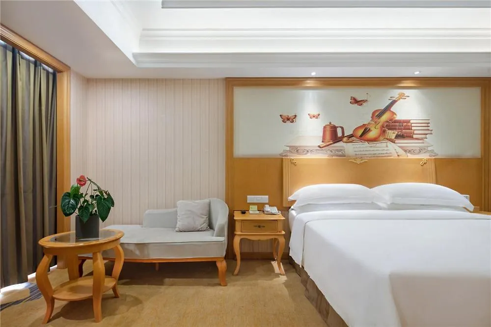 Vienna Hotel Zhengzhou Zhongyuan Futa 3*,