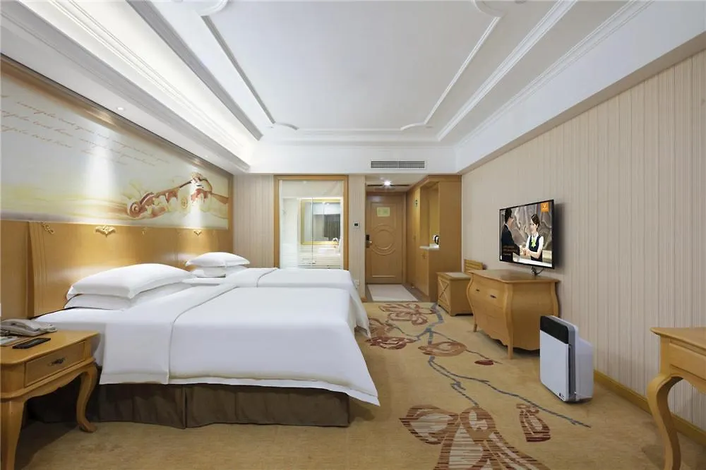 Vienna Hotel Zhengzhou Zhongyuan Futa 3*,
